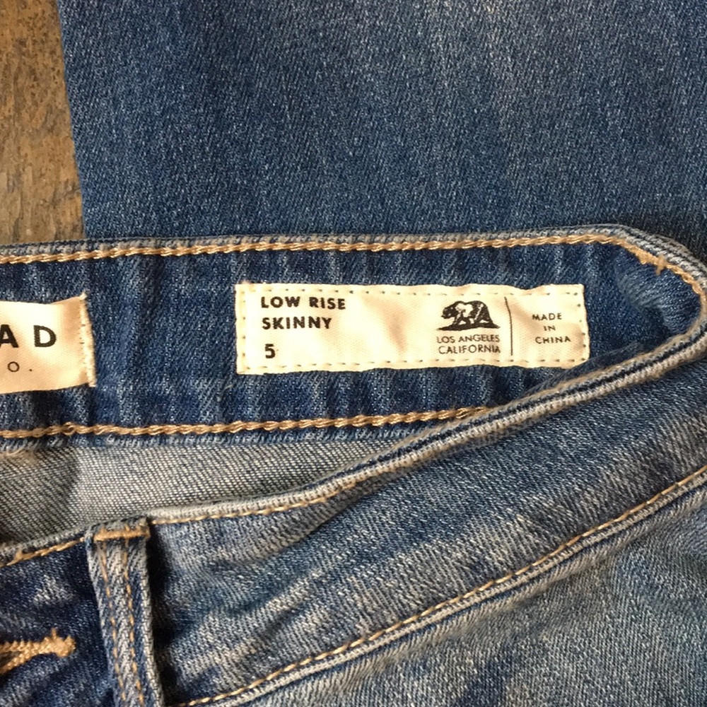 Bullhead Denim Low Rise Skinny Jeans size 5 NWT - Picture 2 of 3